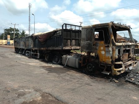 IMG_20190409_104802 DANGOTE TRUCK BURNT TO ASHES IN AGBOR