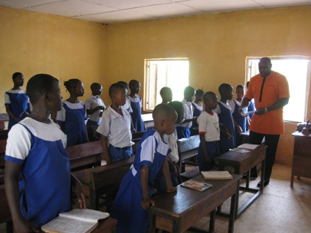 IMG_0130 OTU NMU AGBOR, USA DONATES NOTEBOOKS TO PUPILS