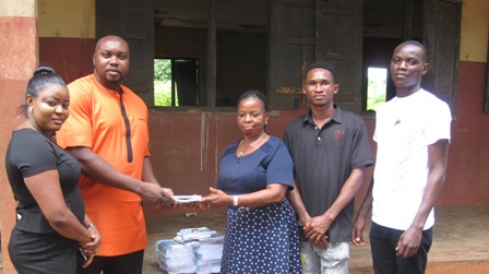 IMG_0130 OTU NMU AGBOR, USA DONATES NOTEBOOKS TO PUPILS