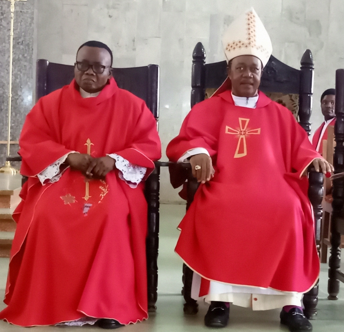 front-or-back BISHOP ELUE CONFIRMS 275 CATHOLIC FAITHFUL