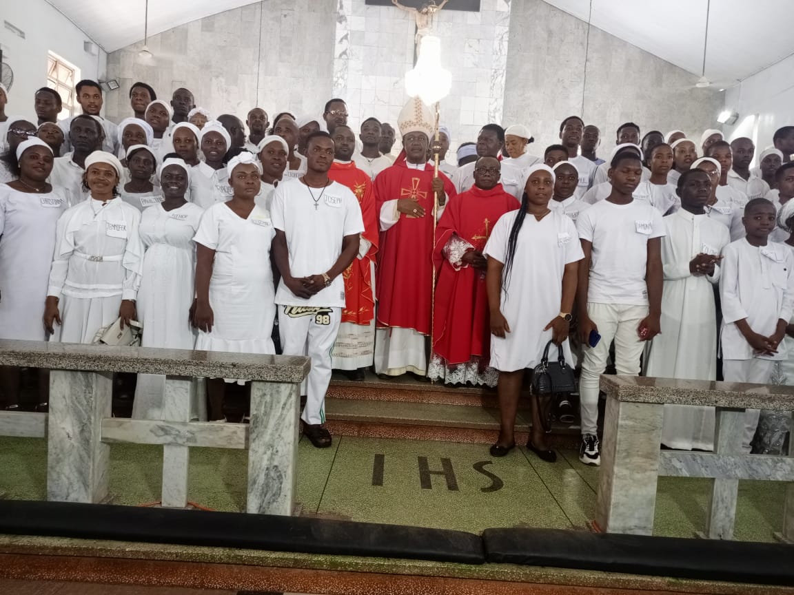 front-or-back BISHOP ELUE CONFIRMS 275 CATHOLIC FAITHFUL
