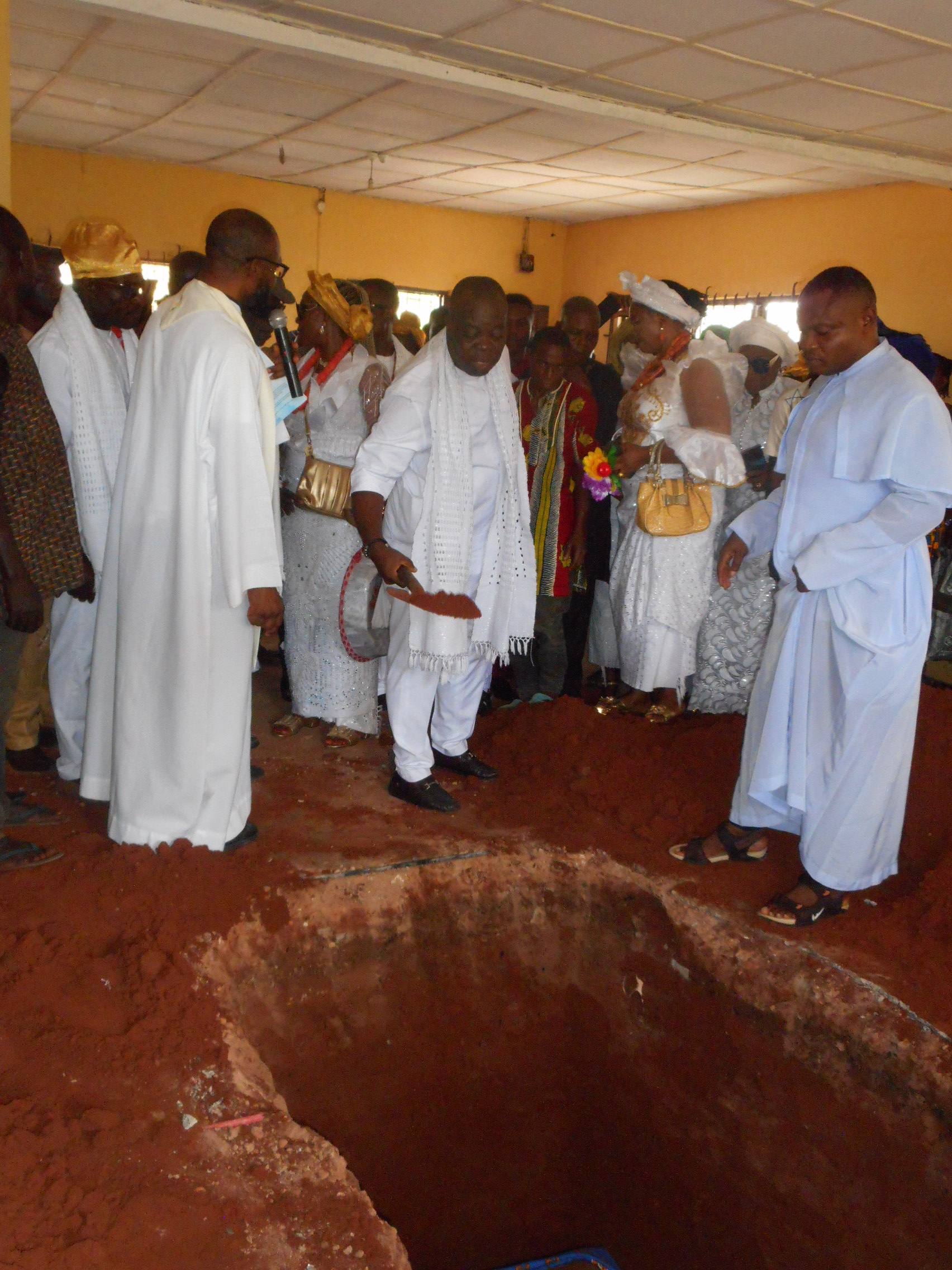 During-the-interment LATE EZINNE VICTORIA OBIAGELI ONYEKPEZE LAID TO REST