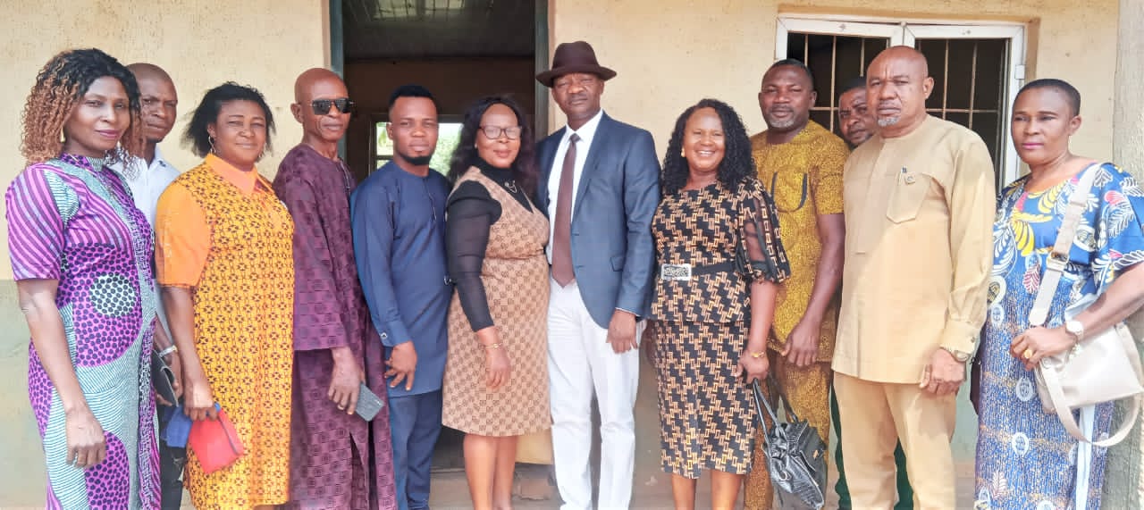 Hon-Charles-Aniagwu-Hon-Chijindu-and-some-PDP-executives-and-some-teachers-of-Umuocha-primary-school-flanked-by-some-pupils-displaying-d-bags-and-exercise-books CHIJINDU DISTRIBUTES SCHOOL BAGS, EDUCATION MATERIALS TO PUPILS